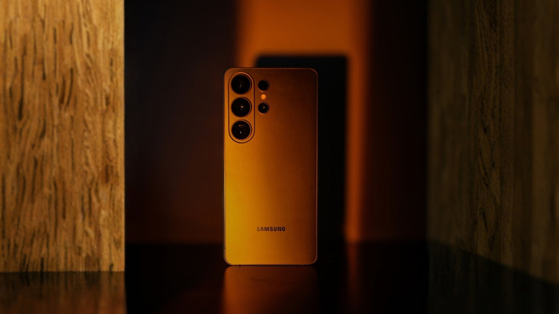 Samsung S26 in the dark updating with Android 17 UI9